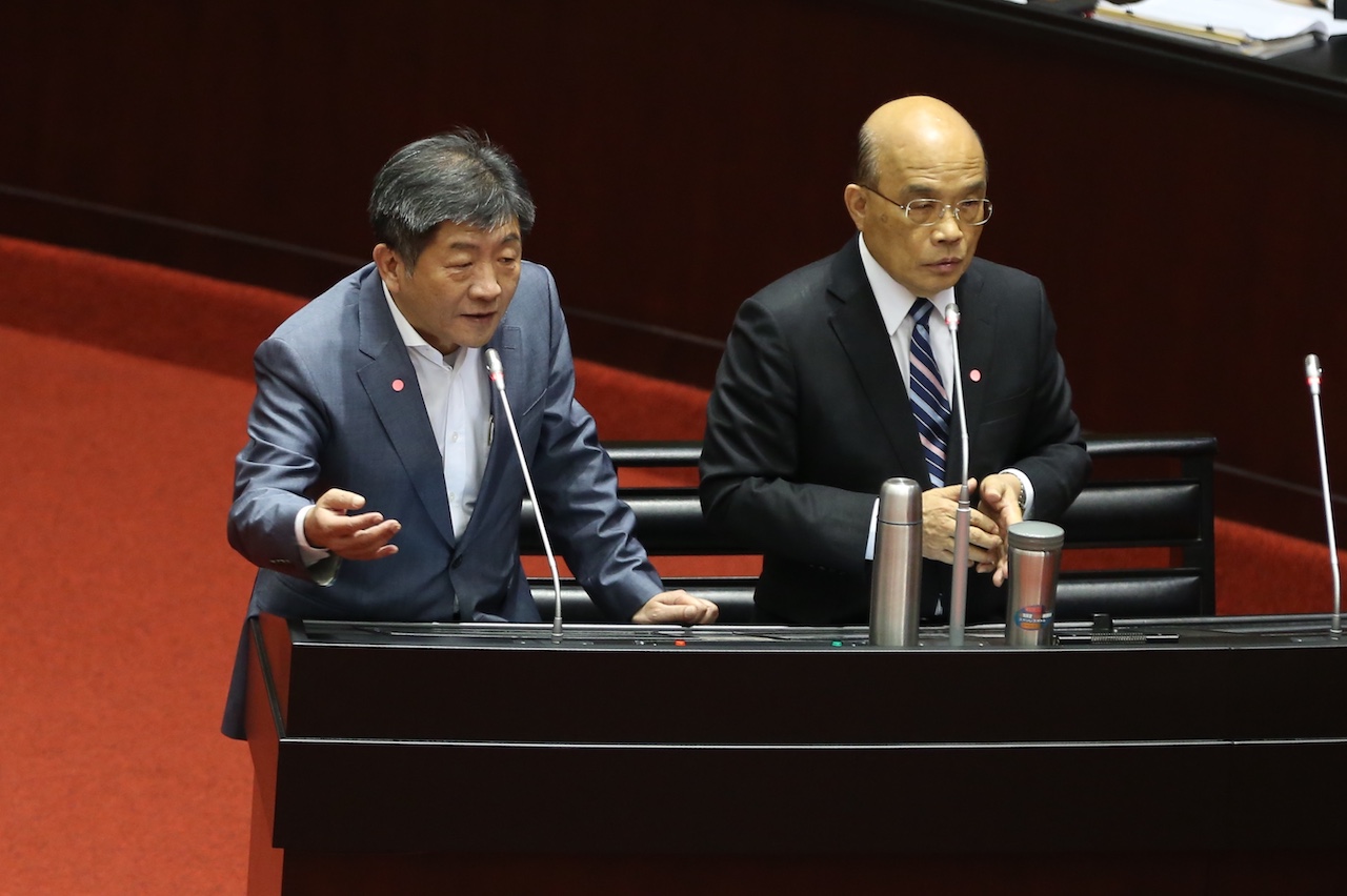 圖右為行政院長蘇貞昌,圖左為衛福部長陳時中。攝影:翁睿坤