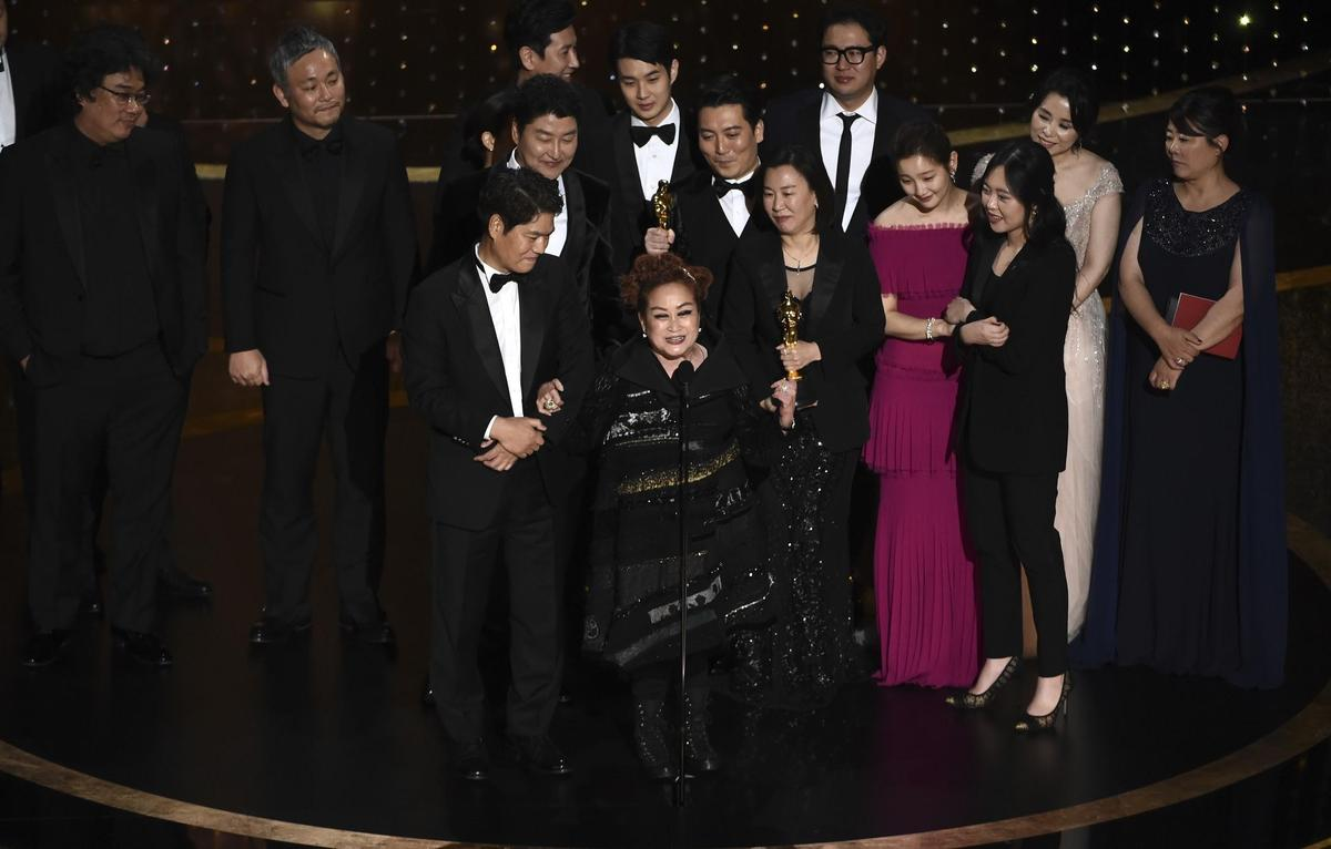 南韓導演奉俊昊 2020 年以《寄生上流》拿下四座奧斯卡小金人,該片監製、CJ集團副總裁李美敬上臺致謝。(照片來源:東方 IC)