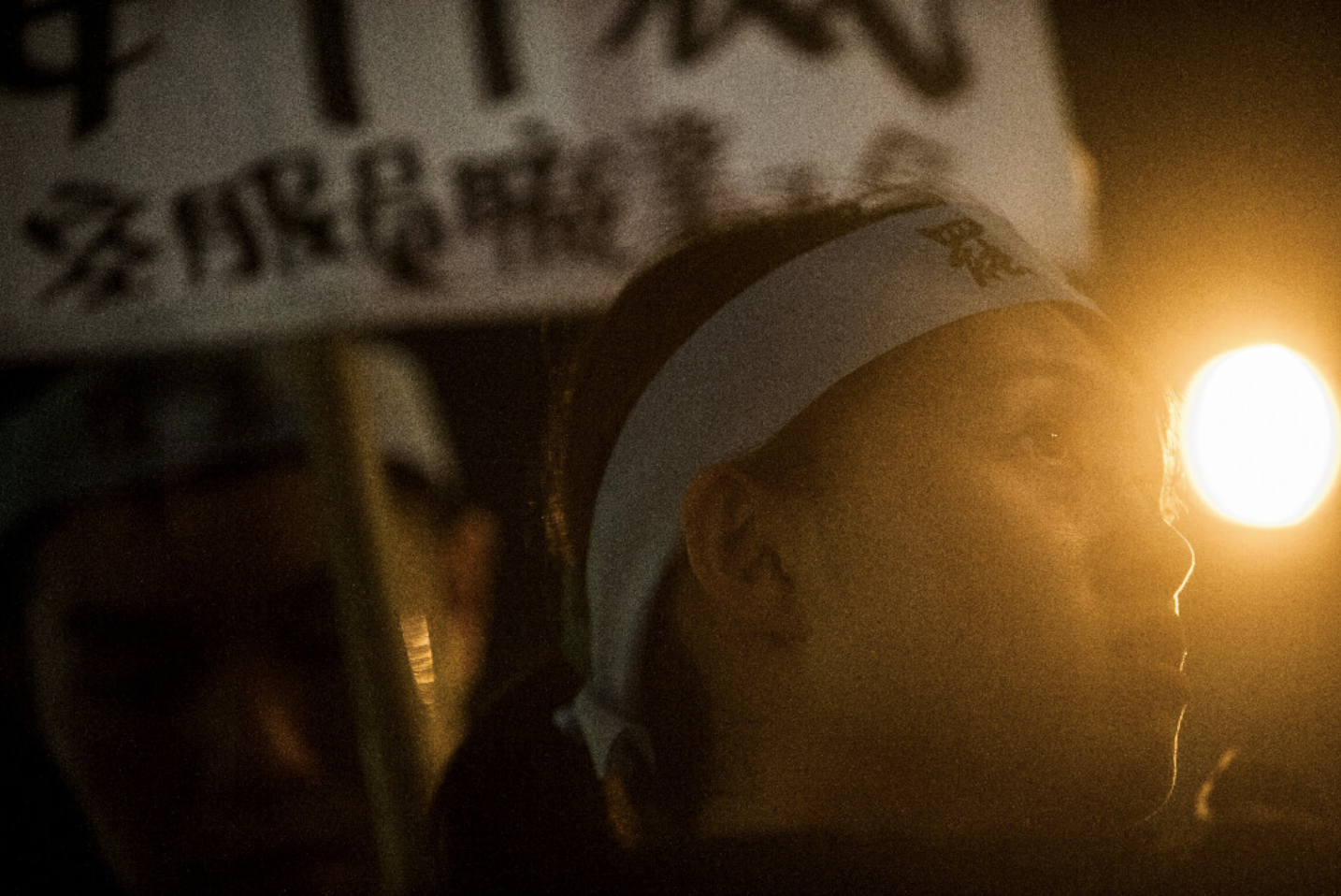 華航空服員在總公司前靜坐夜宿抗議。